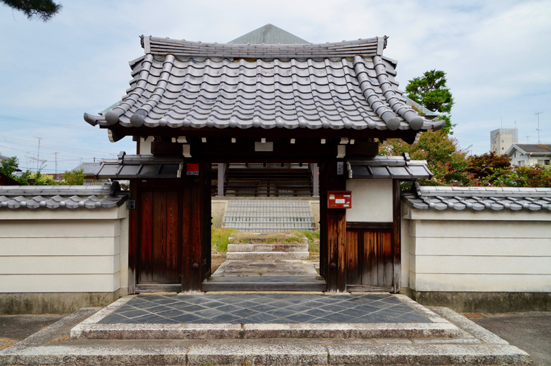 實成院山門